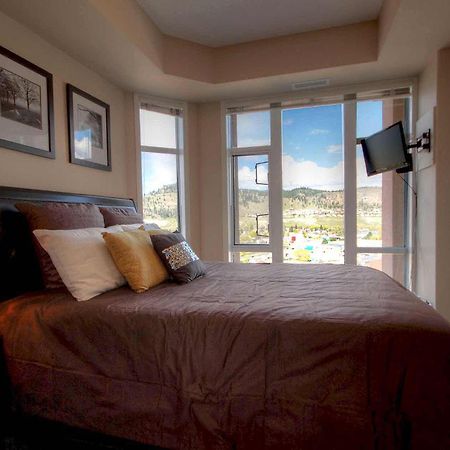 Sunset Waterfront Resort By Discover Kelowna Resort Accommodations Екстер'єр фото