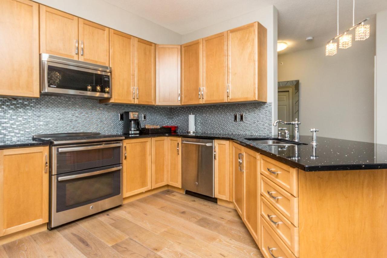 Sunset Waterfront Resort By Discover Kelowna Resort Accommodations Екстер'єр фото